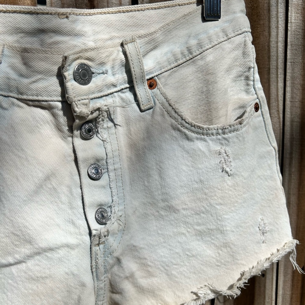 Distressed Levi’s Light Wash Denim Shorts - Picture 3 of 4